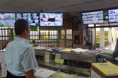 The Duty Center serves as the command hub for various operations within the prison, including security, education, visitations, work, and medical appointments. It also functions as the central management center for all daily activities of the inmates. In addition to assigning well-trained staff to oversee and direct these operations, the Duty Center is equipped with monitoring systems to track inmate activity and manage security effectively.
