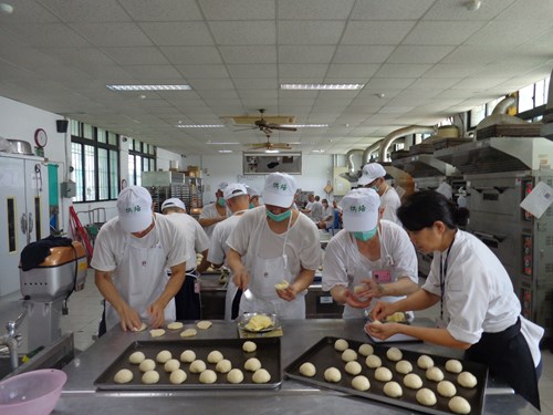 The inmates learn pastry and bread baking techniques.