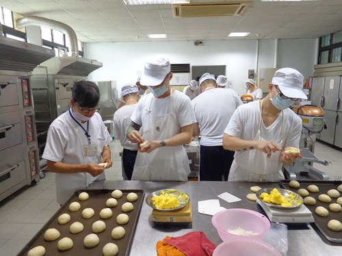 **The inmates participate in the Grade C Food Baking Training Course.**