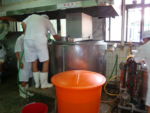 The inmates participate in the Brewing Food Skills Training Course.