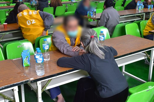 為了歡慶佳節的到來，讓收容人在囹圄之中也能與遠方的親人，特別是母子之間，聯繫情感，藉此安撫思念之情，並獲得家庭的支持，以達到穩定收容人心情的效果。