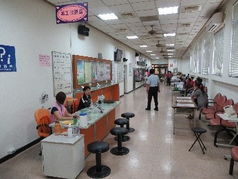 為便於家屬與收容人辦理接見、購物及等候於接見室內設有接見室公布欄提供相關的政令宣導、飲水機，接見室內設有冷氣。