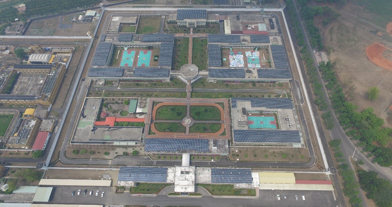 本監太陽光電系統於105年6月公告標租，由亞沃國際以8.1%售電回饋得標，設於六棟大樓屋頂，面積10,205㎡，容量1,767KWp，年發電約200萬度，106年3月完工啟用，為全台首座太陽能監獄。