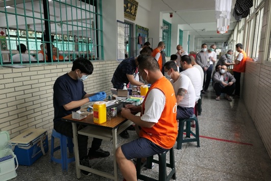 為防範性傳染病，於收容人新收進行性病篩檢，如發現異常個案，即時追蹤治療。