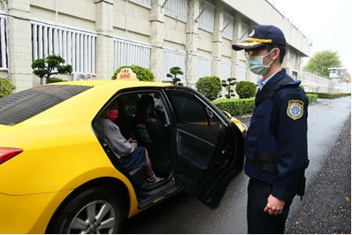 收容人如有在監無法完成之檢查或治療，經醫師轉診建議，收容人由戒護主管戒護至醫療院所接受檢查及治療。