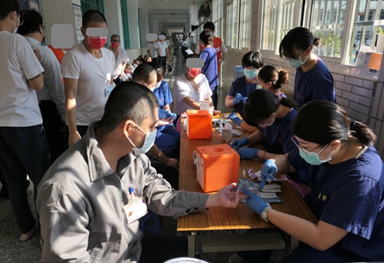 配合國家消除C肝政策，由屏東基督教醫院團隊辦理收容人C型肝炎篩檢，檢查異常者，即開始治療追蹤。