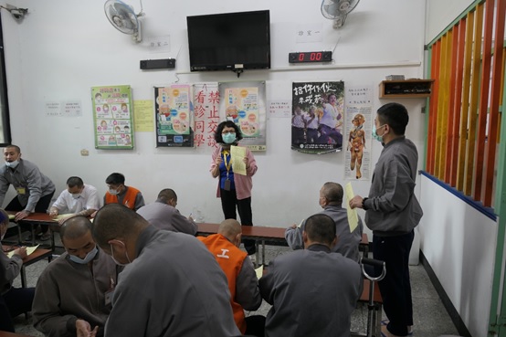 屏東基督教醫院辦理戒菸門診，於每次門診時由個管師進行衛教及追蹤，以提升戒菸成效。
