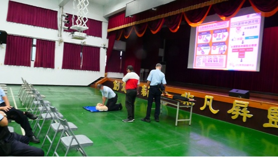 為提升同仁救護知能，每年定期安排專業人員辦理職員CPR+AED教育訓練。