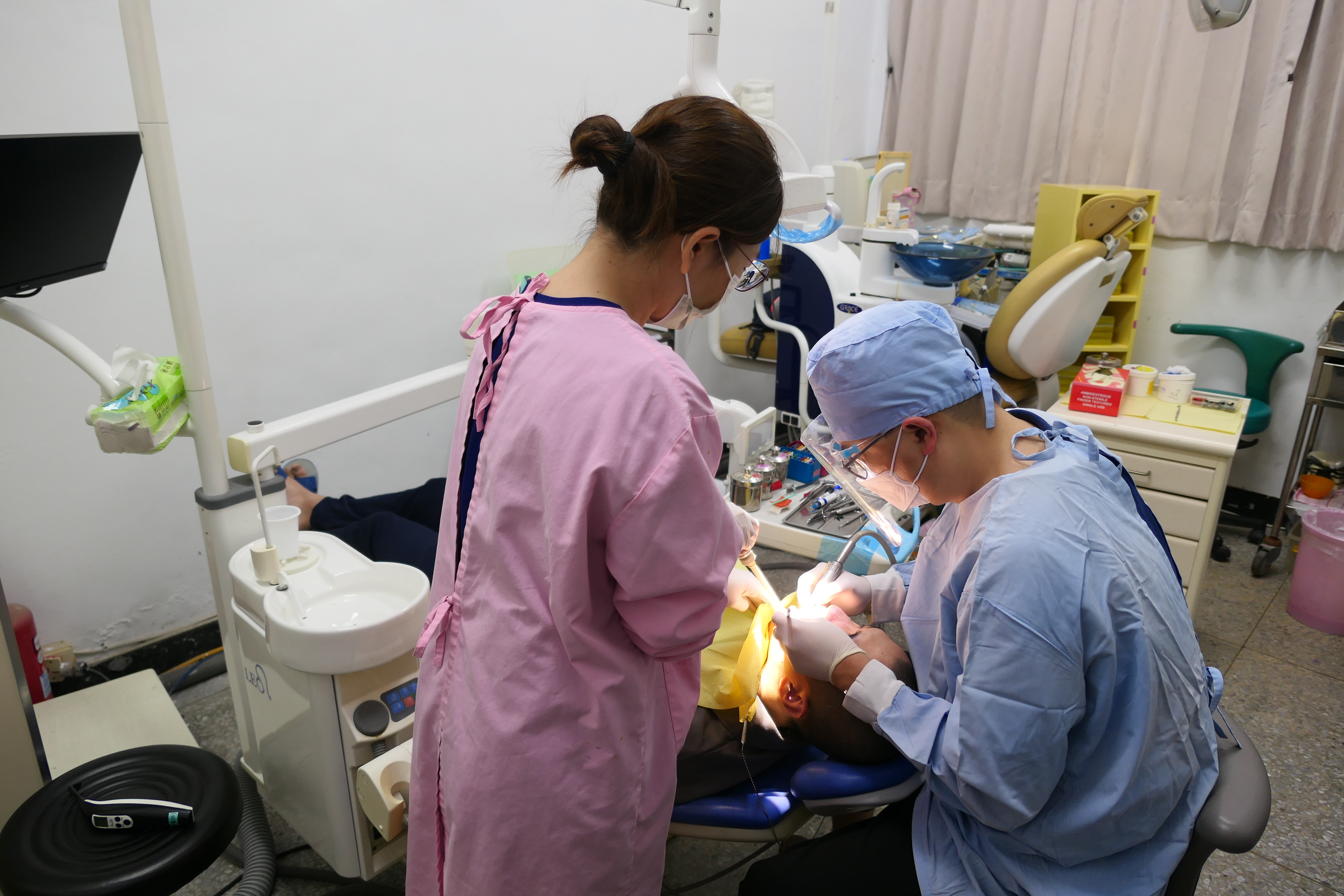 When inmates suffer from dental diseases, dental specialists provide professional treatment and assistance.