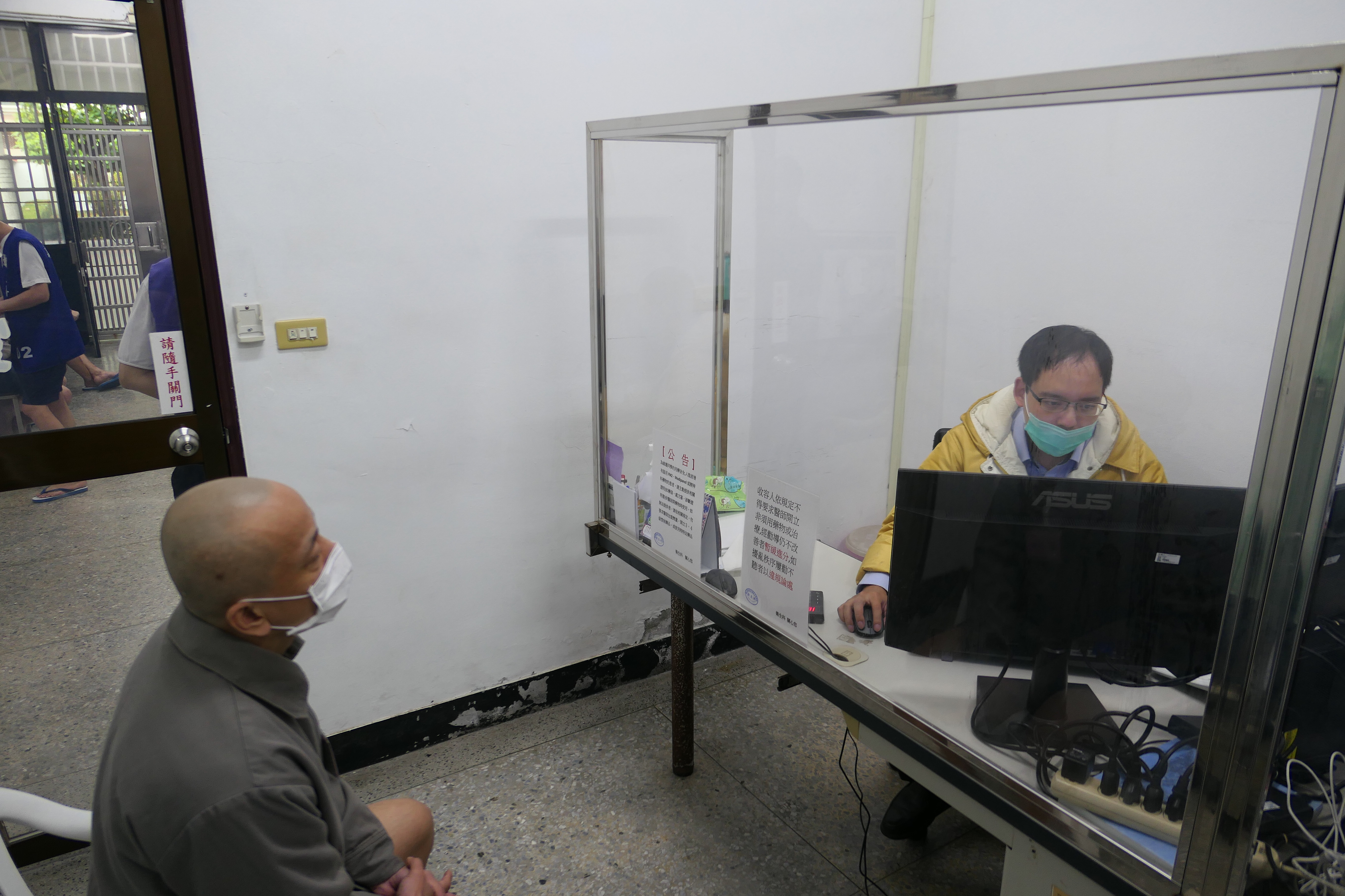 Inmates with emotional disorders or mental illnesses receive professional treatment and assistance from psychiatrists at Ping An Hospital.