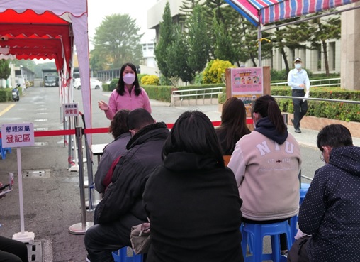 During family visitation events, medical personnel provide health education to family members at the visitation site, reminding them to pay attention to their health and reduce the risk of disease transmission.